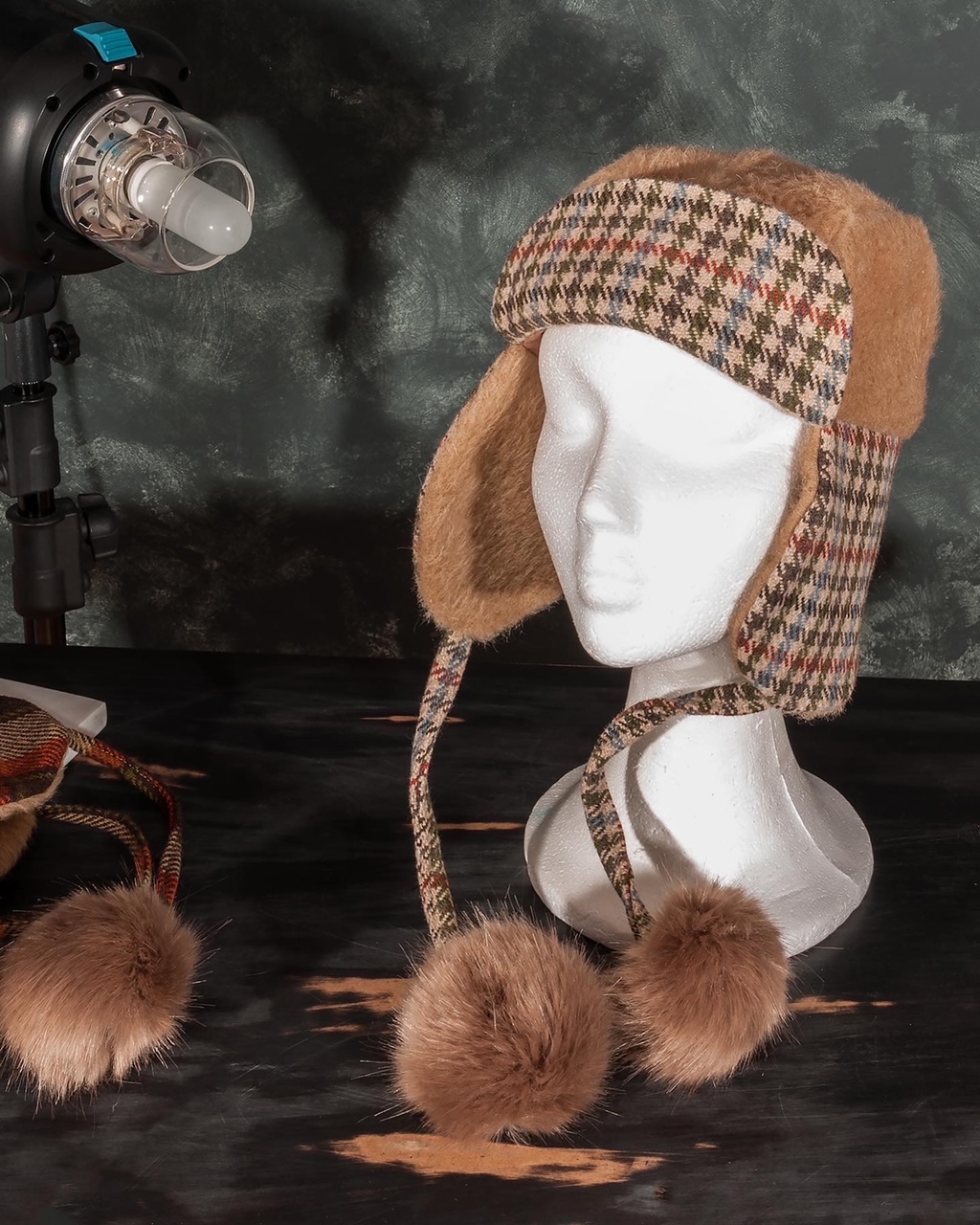 Caciula aviator din lana bej  si blana artificiala maro cu ciucuri