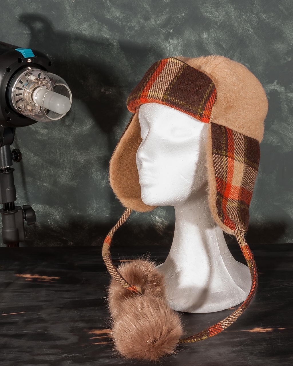 Caciula aviator din lana bej  si blana artificiala maro cu ciucuri