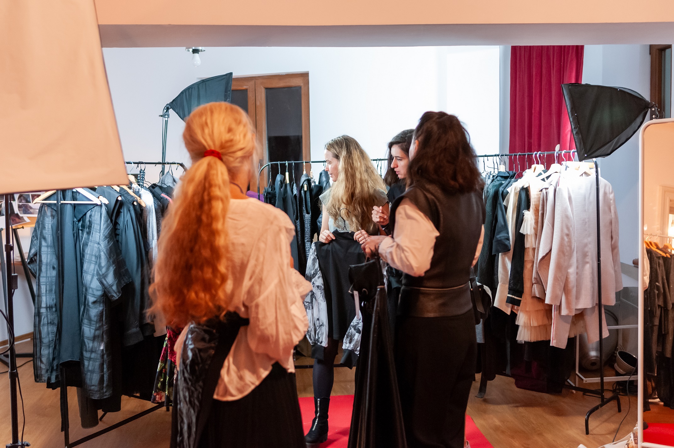 fashion-designer-10-ani-Larisa-Dragna-la-showroom-the-room-showroom (8)